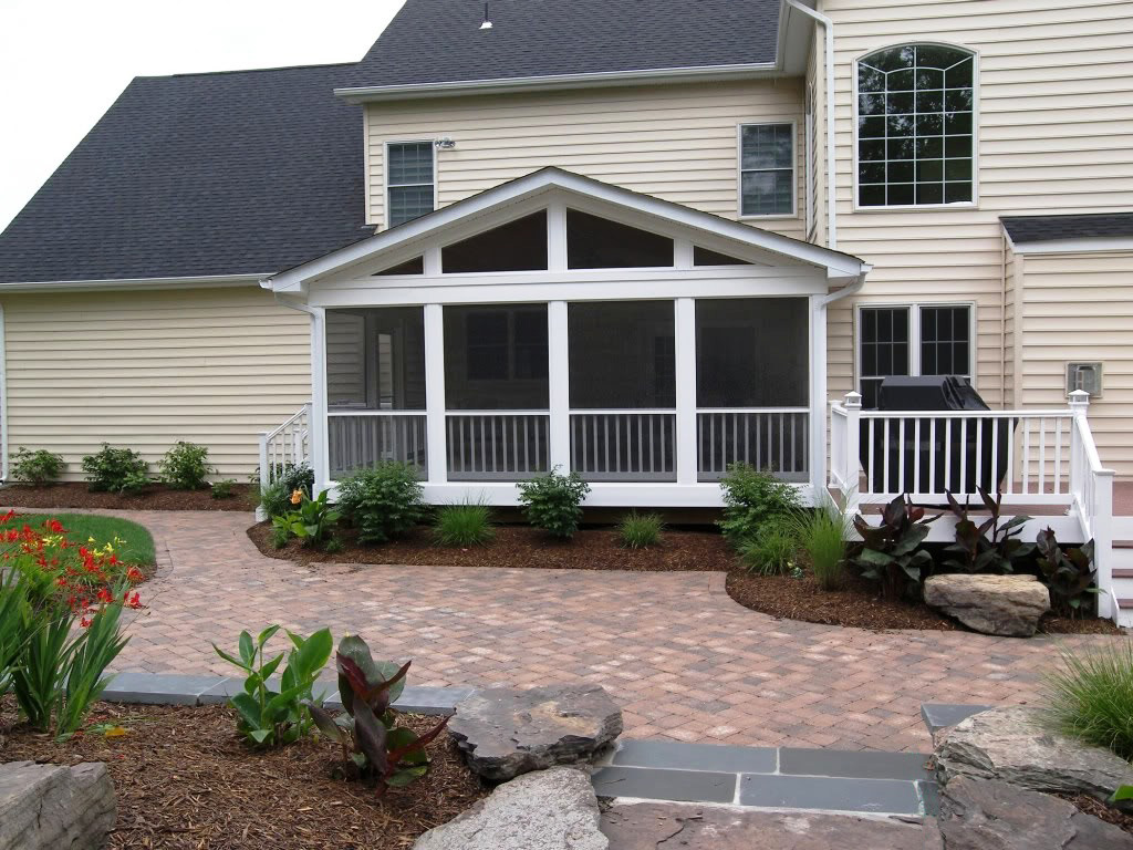 HNH Deck and Porch screened room with Azek vinyl deck.