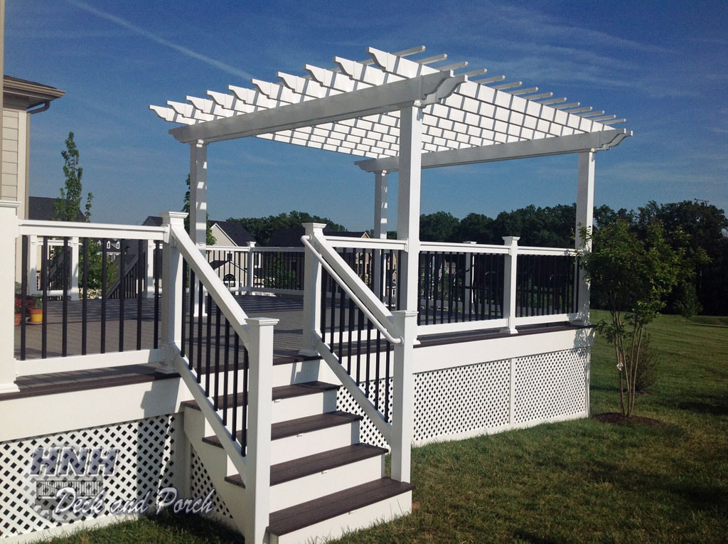 Deck with white vinyl pergola and lattice