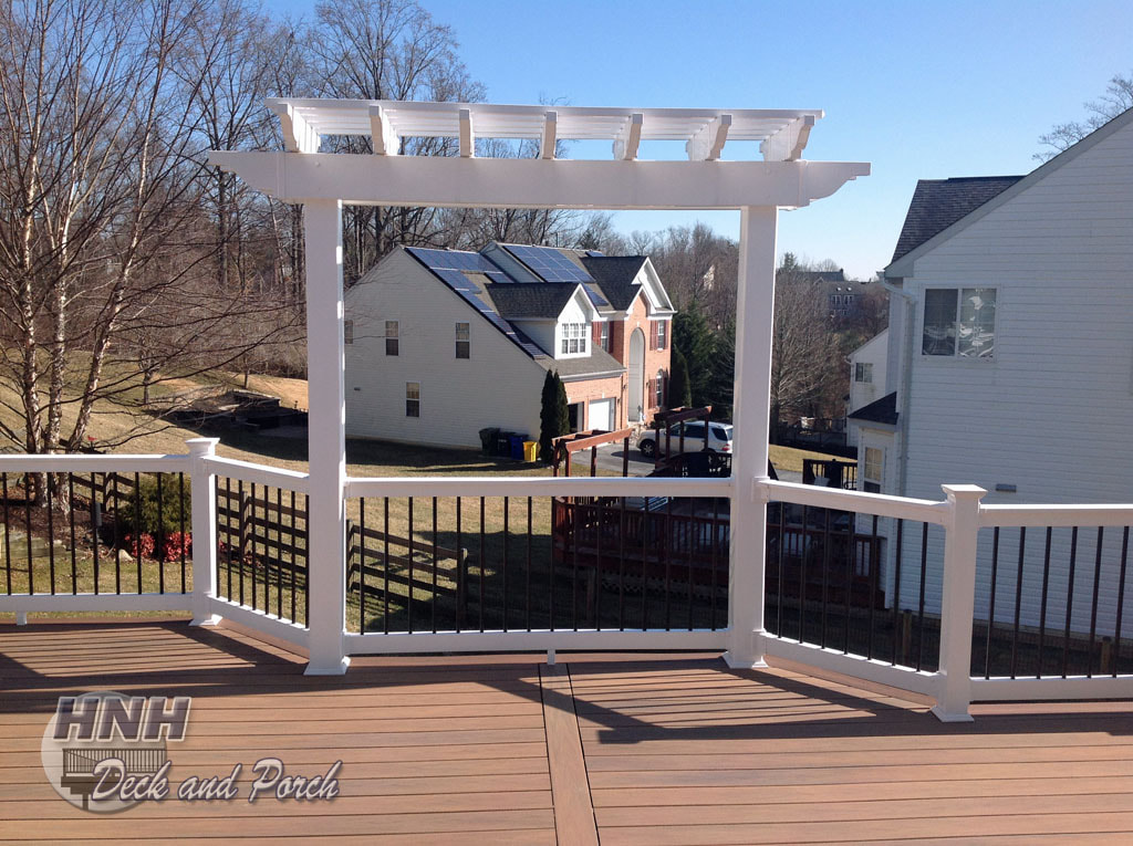 Deck with white vinyl pergola