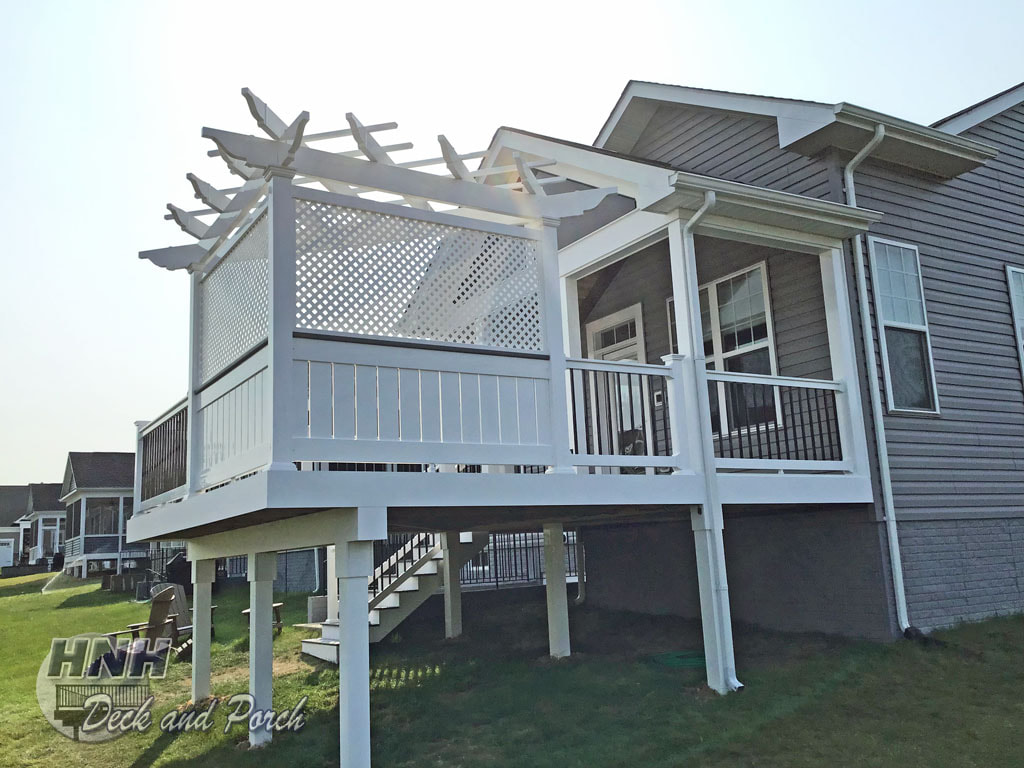 Trex Transcend, Island Mist with pergola and covered deck