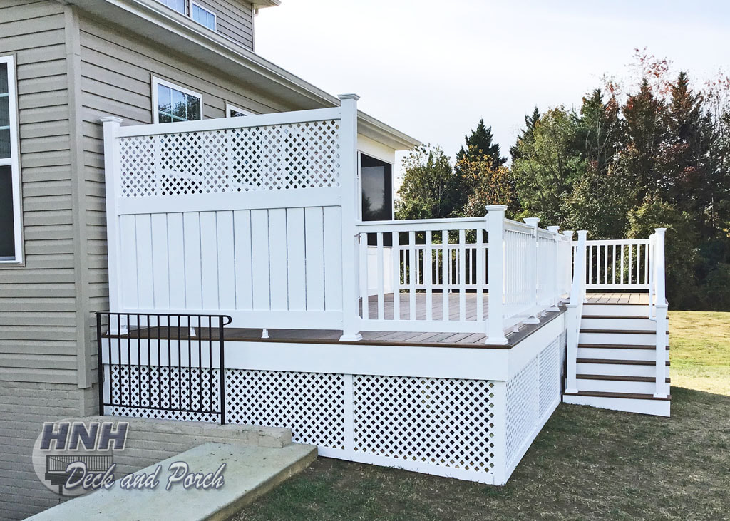 Deck with white vinyl privacy panel and lattice