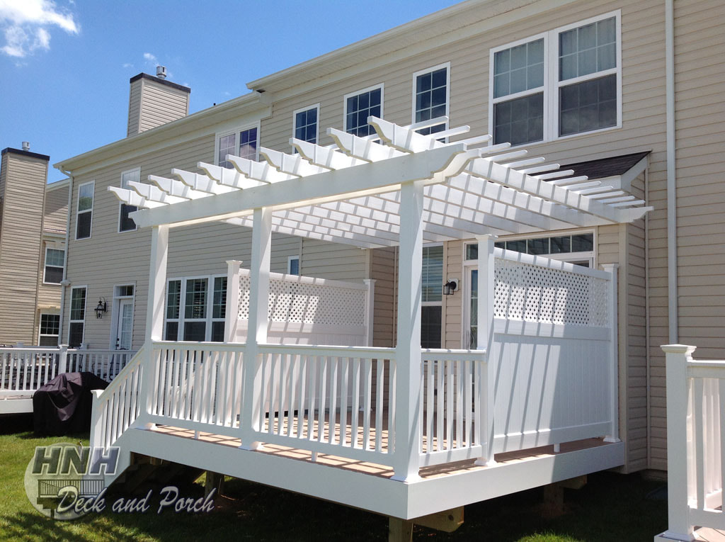 Deck with white vinyl privacy panel and pergola