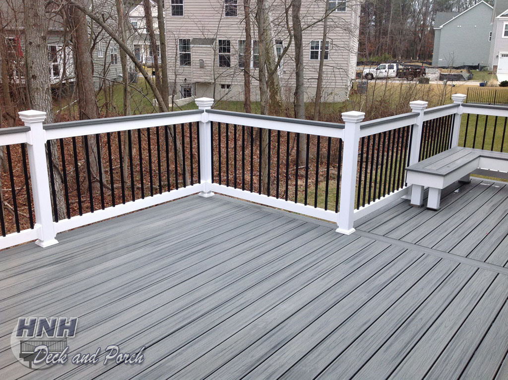 Trex Transcend Island Mist, cap board, squared black balusters