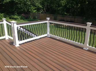 Composite deck with Trex Transcend Spiced Rum flooring and Vintage Lantern border and cap rail.